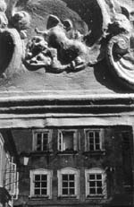Detailansicht des Papierrahmens vor Salzburger Fassadenfenstern